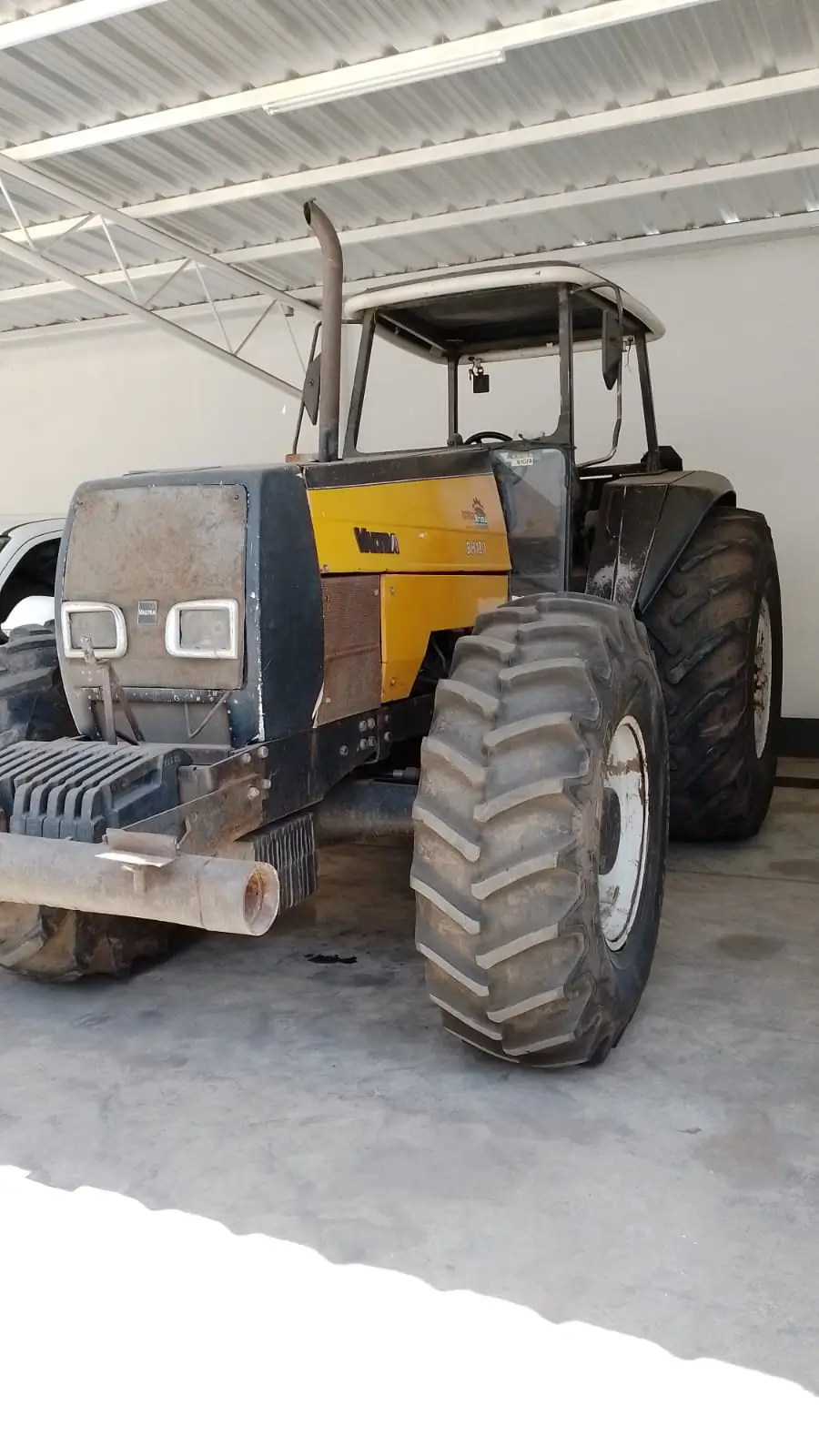 Tractor Valtra bh 180 rodado trasero 24.5 32 rodado delantero 18.4 26